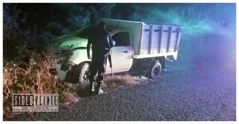 Roban camioneta en Huetamo e intentan huir, pero chocan en la desviación de Pejo y la abandonan