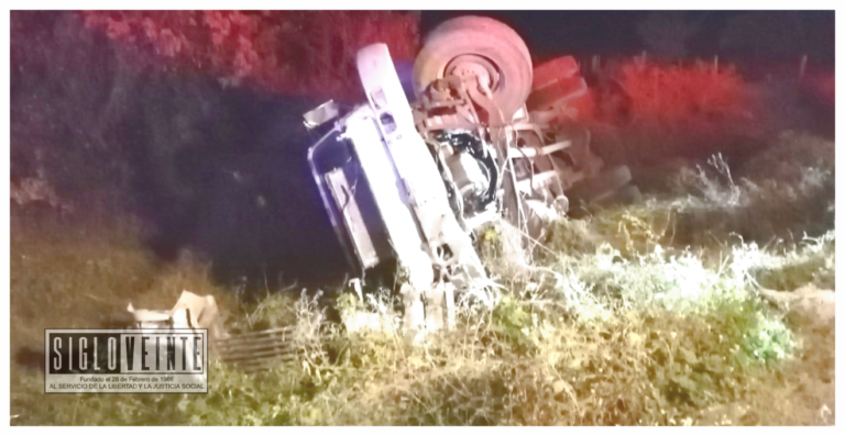 Volteo se sale de carretera a Comburindio