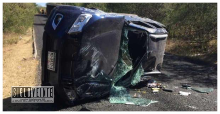 Sedán y pickup chocan cerca de San Antonio de Las Huertas