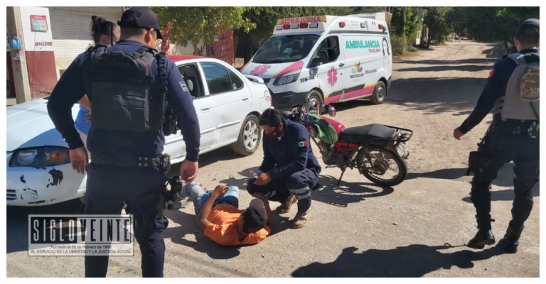 Por querer ganarle el paso, motociclista se impacta con taxi en céntrica calle de Huetamo