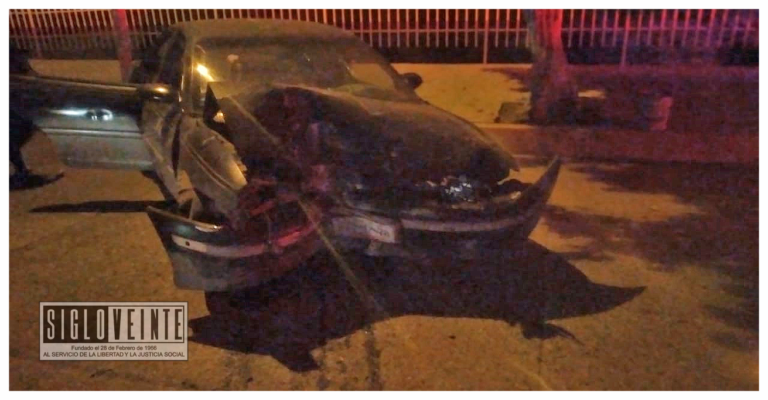 Auto choca en la Avenida Madero Sur y tumba tejado