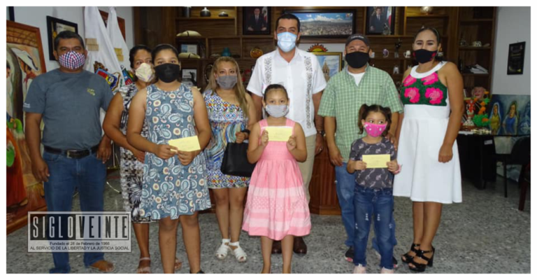 Premia alcalde de Huetamo a ganadores de los concursos de Catrinas y Catrines y Calaveritas Literarias