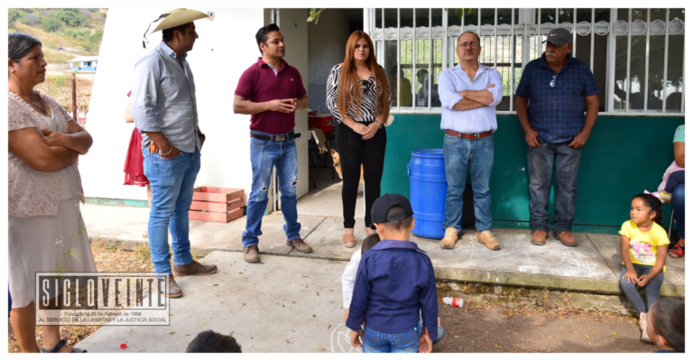 Alcaldesa de Tiquicheo da arranque a la construcción de baños en la Escuela Primaria Vasco de Quiroga de la localidad del Queretano