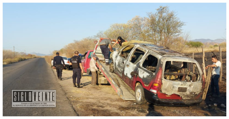 Camioneta acaba totalmente calcinada en la carretera a Comburindio