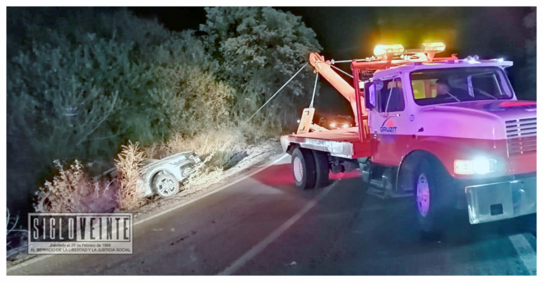 Tráiler saca a camioneta de la carretera cerca de Las Trincheras