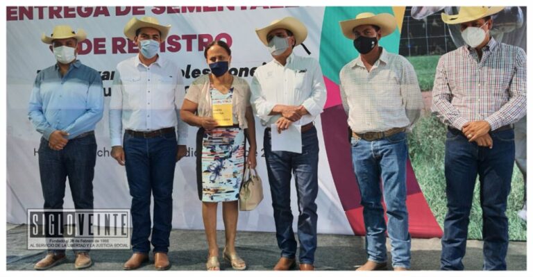 Silvano Aureoles y Juan Luis García entregan 30 sementales de registro a ganaderos del municipio