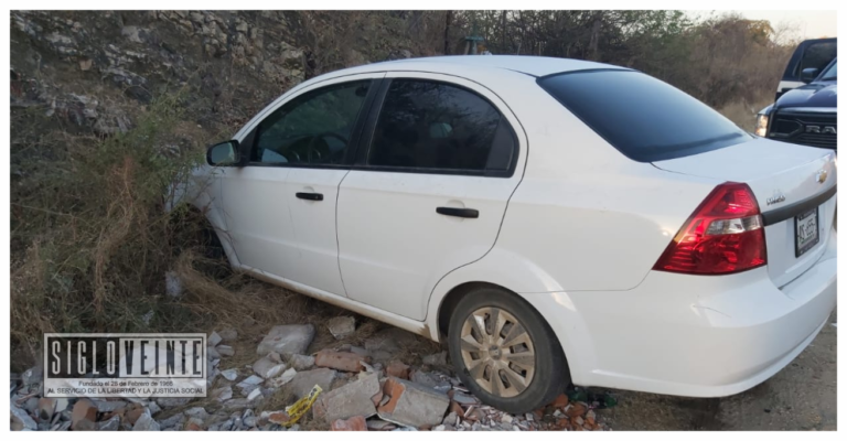 Abandonan vehículo al chocar con un paredón en la carretera a La Eréndira