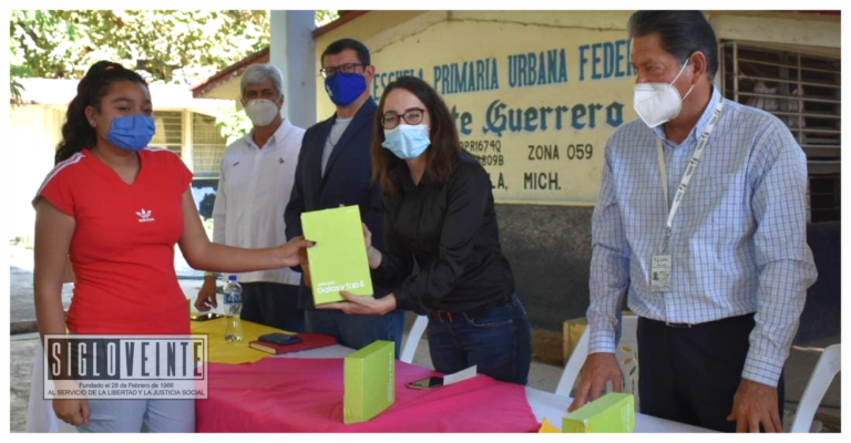 Jazmín Arroyo entrega apoyos en favor de la educación