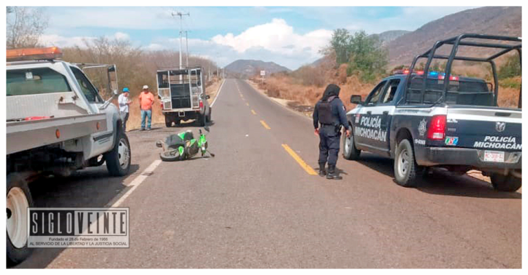 Mujer fallece al impactarse moto y camioneta de pasajeros en la desviación a Pejo