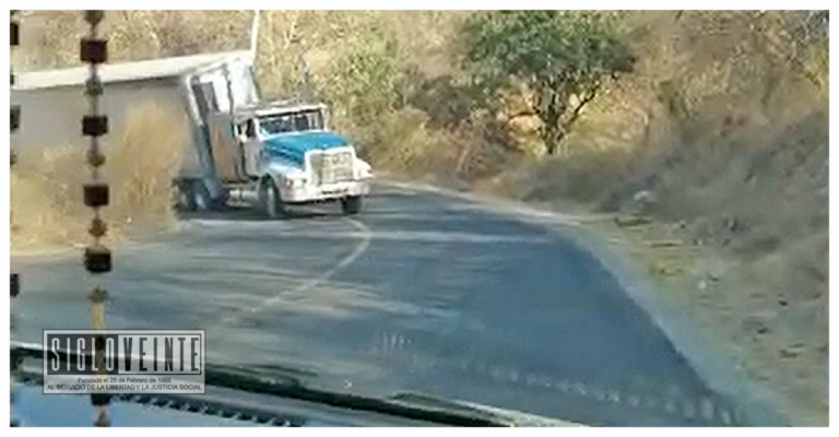 Obstruye tractocamión parte de la carretera Huetamo-San Lucas