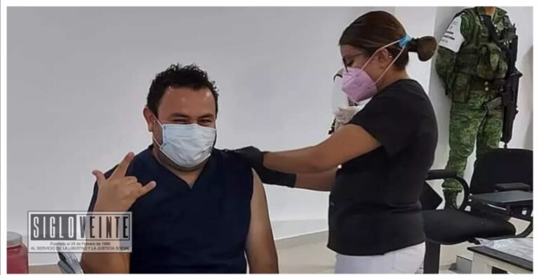 Aplican vacuna contra el coronavirus a personal médico de los Hospitales Comunitarios de Tuzantla y Carácuaro-Nocupétaro