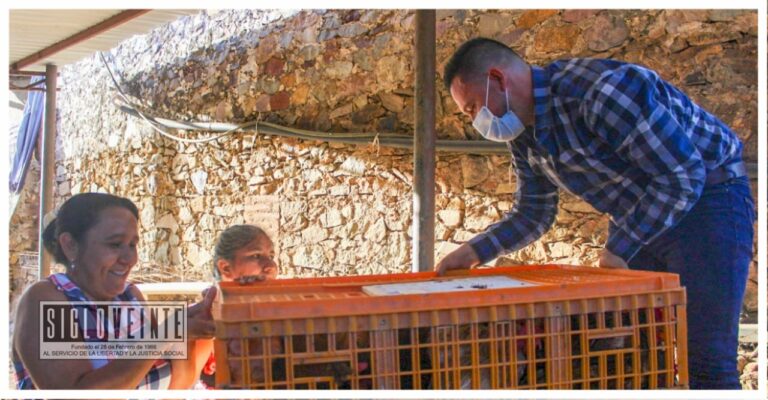 Jesús Sánchez Cornejo jefe de tenencia de Cútzeo entregó aves de corral a familias de Baztán del Cobre y El Anono