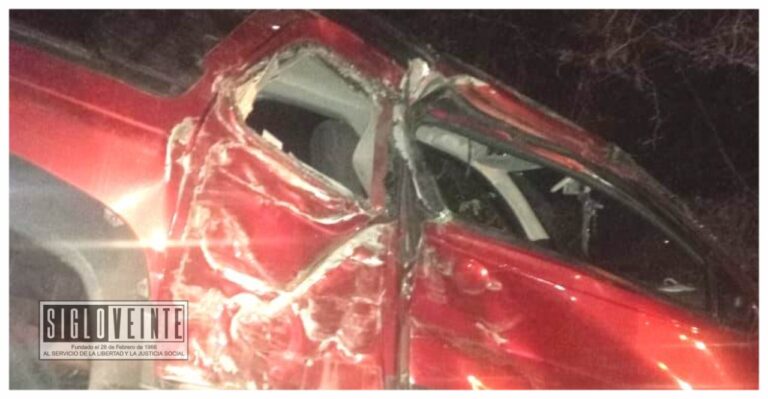 Ayer en la noche vuelca camioneta en la desviación a Pejo