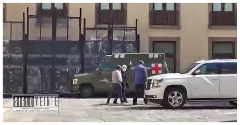 Captan al presidente Andrés Manuel López Obrador usando cubrebocas en patio de Palacio Nacional