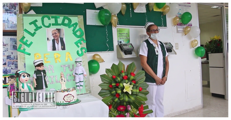 Emotiva ceremonia por la jubilación de la enfermera Esperanza Martínez en el Hospital Rural del IMSS de Huetamo