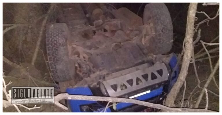 Vuelca camioneta cerca de Nocupétaro