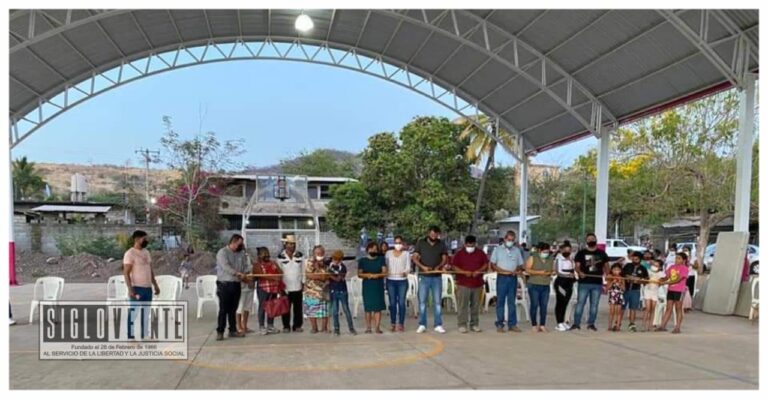 Inaugura administración municipal de Tuzantla domo y entrega apoyos en Caña Quemada