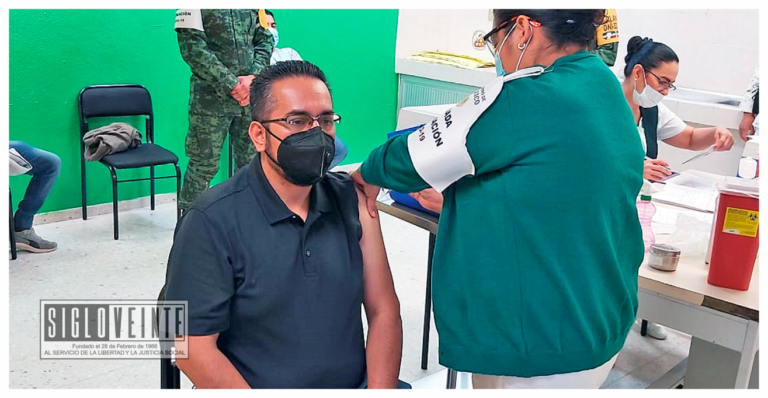 Personal del Hospital Rural del IMSS Bienestar de Huetamo recibe la segunda dosis contra el COVID-19