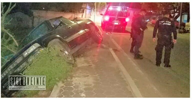Camioneta se sale de la carretera entre Carácuaro y Nocupétaro