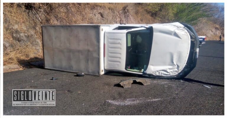 Por conducir a exceso de velocidad vuelca camioneta en la carretera a Nocupétaro