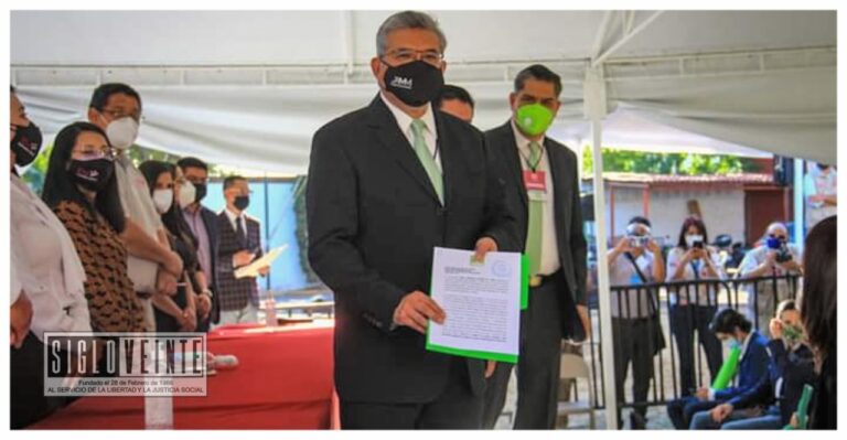 Formaliza Magaña de la Mora su solicitud de registro ante el IEM, promete no declinar por nadie