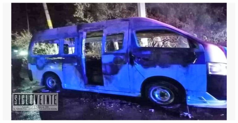Con bombas molotov, motociclistas inciendan combi de transporte público de Zitácuaro