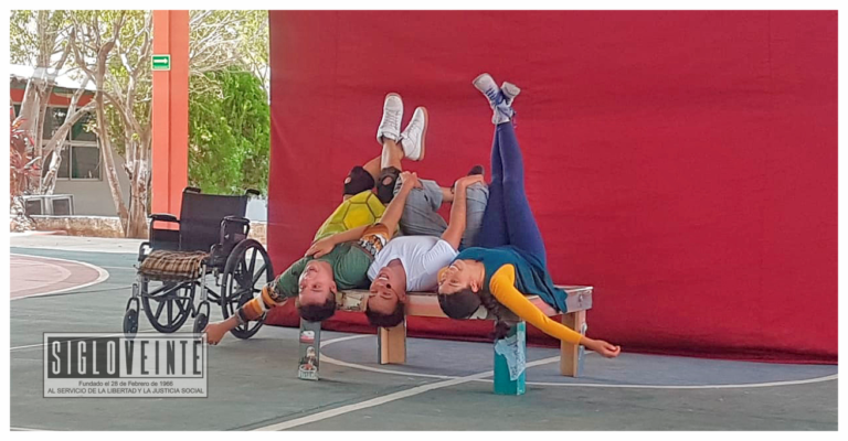 Presentan en Carácuaro “Abuelito Pajarito” una obra sobre la partida y el amor