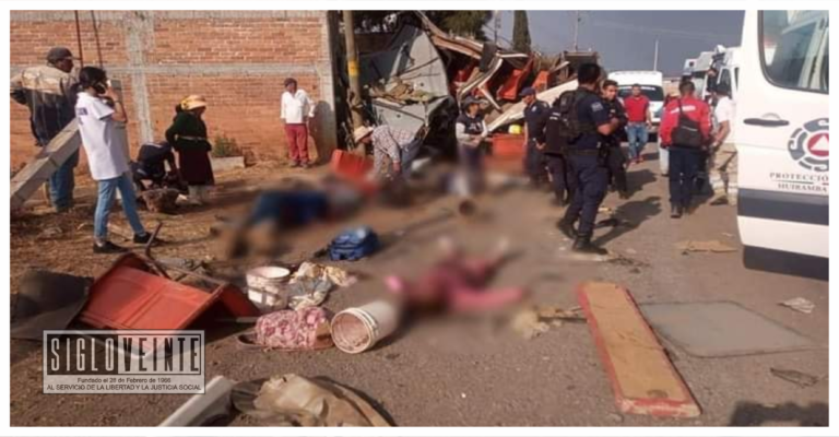 Tráiler embiste camioneta con personas a bordo, mata a 3 y hay al menos 10 lesionados