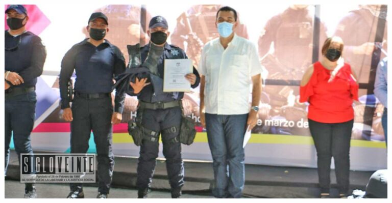 Juan Luis García Conejo entrega Certificado Único Policial a 32 policías municipales, uniformes y equipamiento a toda la corporación