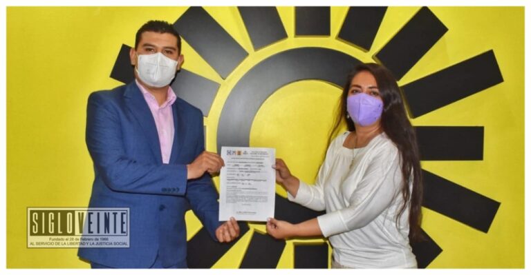 Octavio Ocampo presenta documentación para registro como candidato a diputado federal
