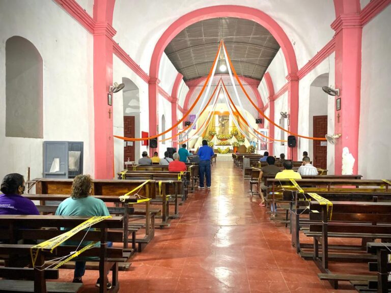 Con las mañanitas a puerta cerrada, celebran al Señor del Perdón en Cútzeo
