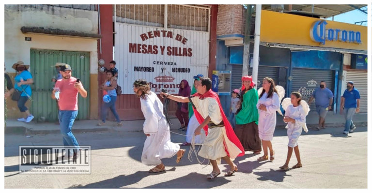 Grupo de “espontáneos” organizaron por su cuenta un improvisado Vía Crucis y Crucifixión en Huetamo