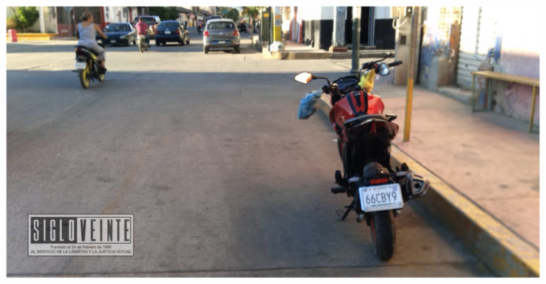 Moto choca con taxi en pleno centro de Huetamo