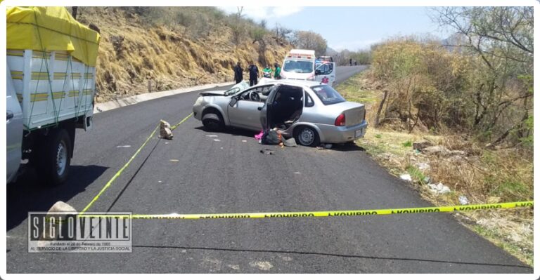 Dos muertos al volcar vehículo en la carretera Nocupétaro-Villa Madero cerca de Loma Larga