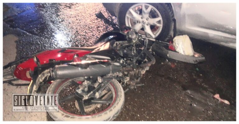 Motociclista resulta lesionado al chocar con camioneta en el Libramiento de Huetamo