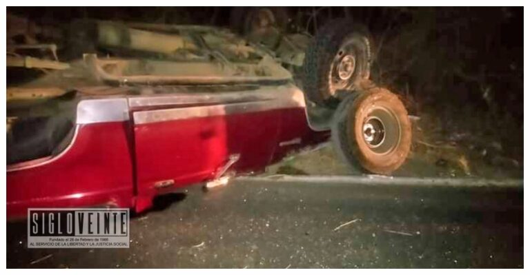 Por esquivar una vaca, vuelca camioneta en la carretera Zitácuaro-Tuzantla