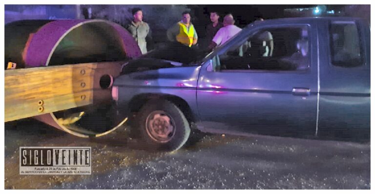 Anoche camioneta choca con maquinaria pesada en la Avenida Madero