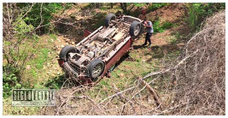 Conductor de camioneta se sale de la carretera Huetamo – Churumuco y resulta severamente lesionado