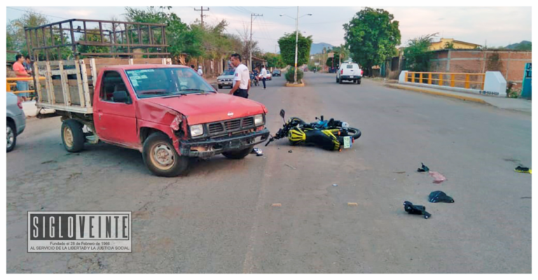 Choca camioneta contra moto en el Libramiento Batallón Huetamo