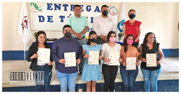 Entrega el CECyTEM títulos a siete egresados del plantel Carácuaro