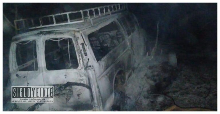 Camioneta queda totalmente calcinada cerca del Cuartel Militar de Huetamo