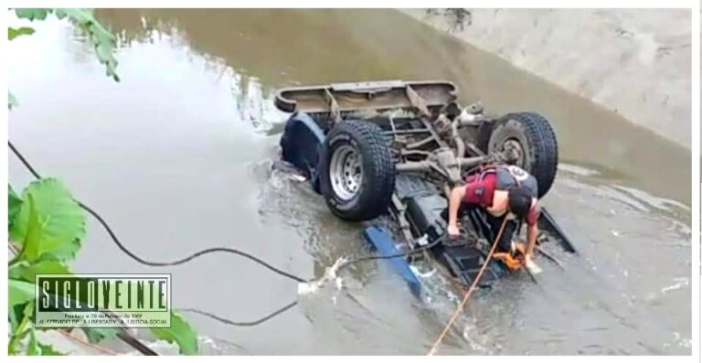 Dos muertos al caer camioneta a canal de riego