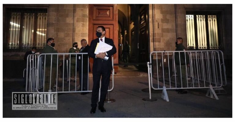 Llega Silvano Aureoles a Palacio Nacional con pruebas de que Morena es ‘narcopartido’; pide audiencia a AMLO
