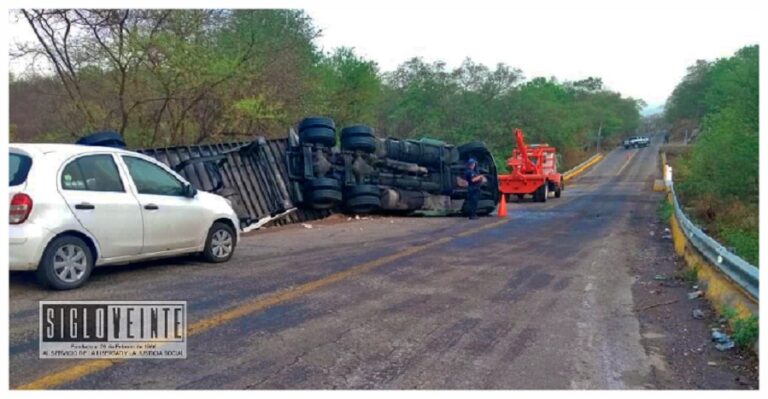 Tráiler cargado con abarrotes para la tienda Aurrerá de Huetamo, se volcó en la carretera a Tiquicheo