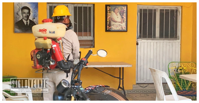 Ante la proliferación de mosquitos, personal del Centro de Salud de Huetamo realiza campaña de fumigación