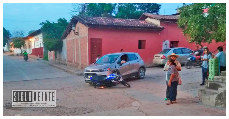 Camioneta se impacta con una moto en la esquina de Vasco de Quiroga con la calle Iripan