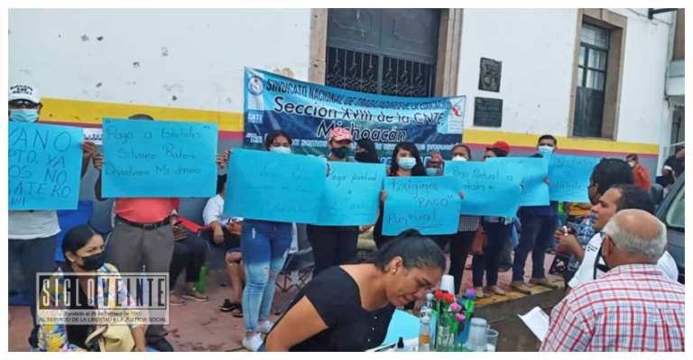 Por tercer día consecutivo profesores de la CNTE se manifiestan afuera del palacio municipal