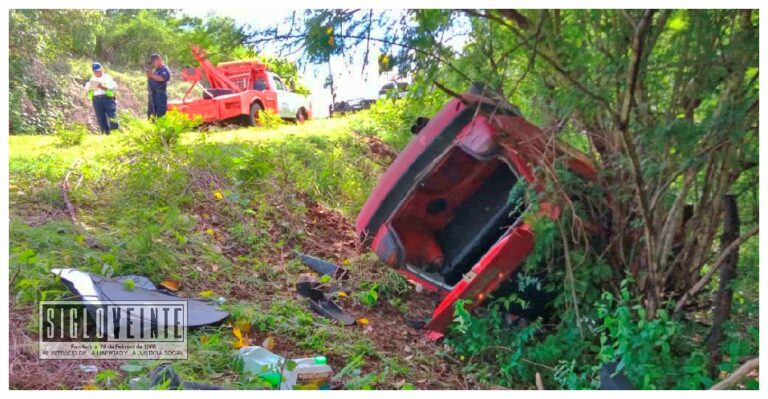 Abandonan automóvil después de volcarse en la carretera a Tiquicheo