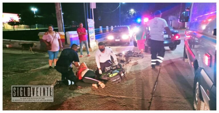 Mujer resulta gravemente lesionada al chocar moto con camioneta en la Avenida Madero de Huetamo
