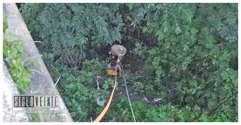 Mujer cayó al fondo del puente de fierro en Zitácuaro, por no dejarse asaltar por un taxista